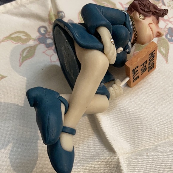 Real Estate Broker Statue - Picture 3 of 4